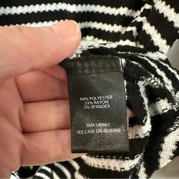 Torrid Women’s Long Sleeve Black & White Striped V-Neck Shirt Size 0, L, 12 GUC - Picture 5 of 8
